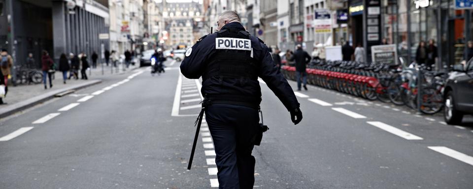 Officier de police en patrouille en France. [Alexandros Michailidis]