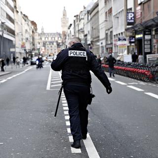 Officier de police en patrouille en France. [Alexandros Michailidis]