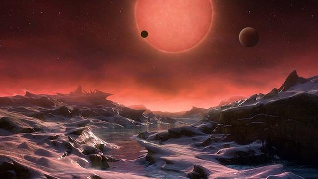 Cette illustration d'artiste, fournie par l'Observatoire européen austral, montre l'aspect que pourrait avoir la surface d'une des planètes gravitant autour de l'étoile TRAPPIST-1. [Martin Kornmesser]