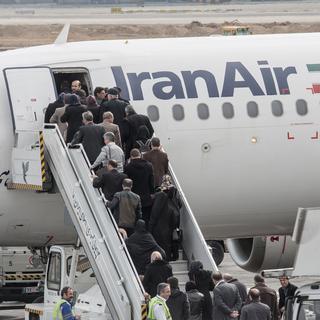 Des passagers montent à bord d'un avion à Téhéran. [DPA / AFP - Michael Kappeler]