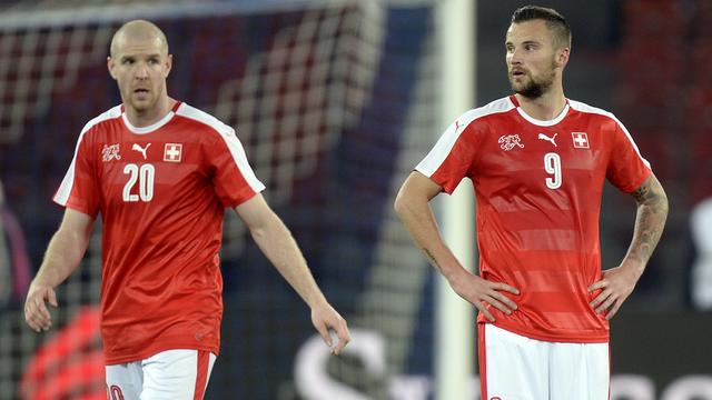 Philippe Senderos et Haris Seferovic ont connu une soirée compliquée au Letzigrund. [Keystone - Walter Bieri]