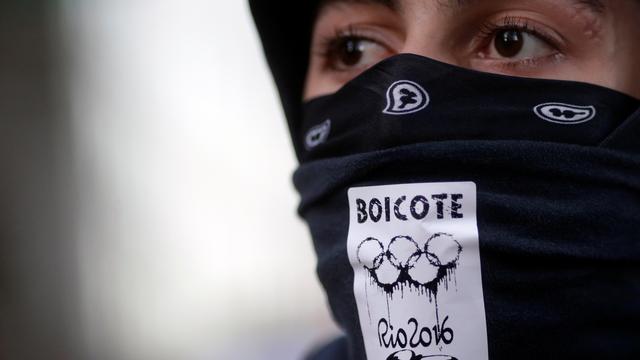 Des anarchistes des Black Blocs ont aussi manifesté, portant des autocollants et des pancartes appelant au "boycott" des Jeux olympiques. [Reuters pictures - Ricardo Moraes]