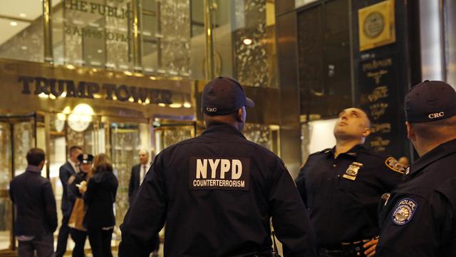 Des policiers antiterroristes new-yorkais en faction devant la Trump Tower après la découverte d'une enveloppe suspecte.