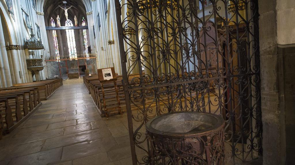 L'intérieur de la Cathédrale Saint-Nicolas de Fribourg. [Keystone - Jean-Christophe Bott]