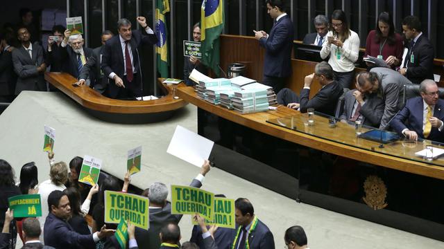 Les députés favorables à la destitution de Dilma Rousseff brandissaient des pancartes lors de la présentation de la défense de la présidente brésilienne.
