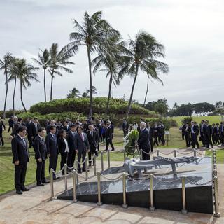 Le premier ministre japonais Shinzo Abe s'est recueilli lundi devant plusieurs lieux de mémoire à Hawaï, à la veille de sa visite à Pearl Harbor avec Barack Obama. [Marco Garcia]