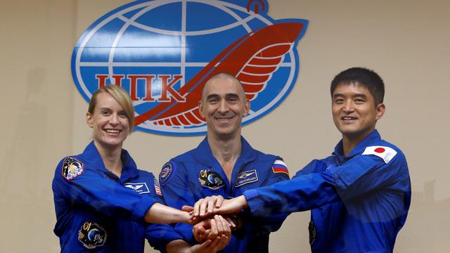 De gauche à droite, les astronautes Kathleen Rubins, Anatoli Ivanichine et Takuya Onishi avant leur grand départ mercredi. [Reuters pictures - Shamil Zhumatov]