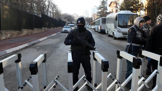 La police turque devant l'ambassade de Russie à Ankara, au lendemain de l'assassinat d'Andrei Karlov. [AFP - Adem Altan]