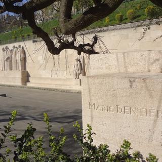 Inscription du nom de Marie Dentière sur le Mur des Réformateurs à Genève. [CC BY SA - MHM55]