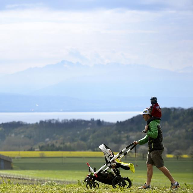 Un homme et ses deux enfants dans le canton de Vaud. [Laurent Gillieron]