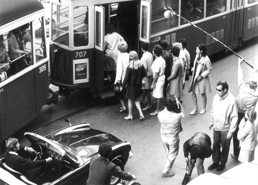 Scène de tournage du téléfilm Vivre ici, de Claude Goretta. 1969. [RTS - Fonds archives photos]