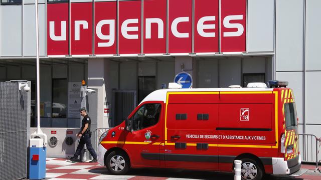 Une ambulance devant l'hôpital Pasteur à Nice, le 17 juillet 2016. [REUTERS - Eric Gaillard]