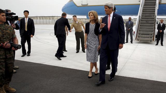 L'ambassadrice des Etats-Unis au Japon Caroline Kennedy a accueilli le secrétaire d'Etat John Kerry à sa descente d'avion. [Jonathan Ernst]