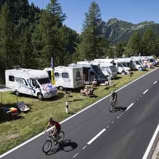 Les spectateurs sont prêts pour le passage du Tour de France à Finhaut. [Keystone - Jean-Christophe Bott]