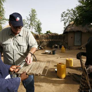 Un collaborateur de la DDC dans un village burkinabé en 2007.