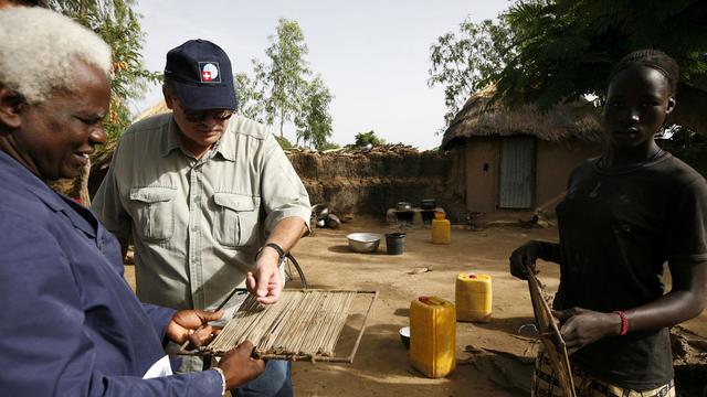 Un collaborateur de la DDC dans un village burkinabé en 2007.