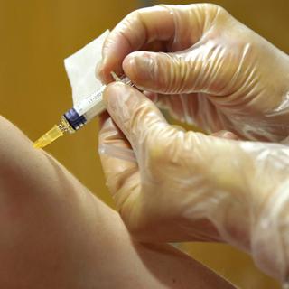 L'Office fédéral de la santé publique veut faire progresser le taux de vaccination, très mauvais en Suisse. [Laurent Gilliéron]