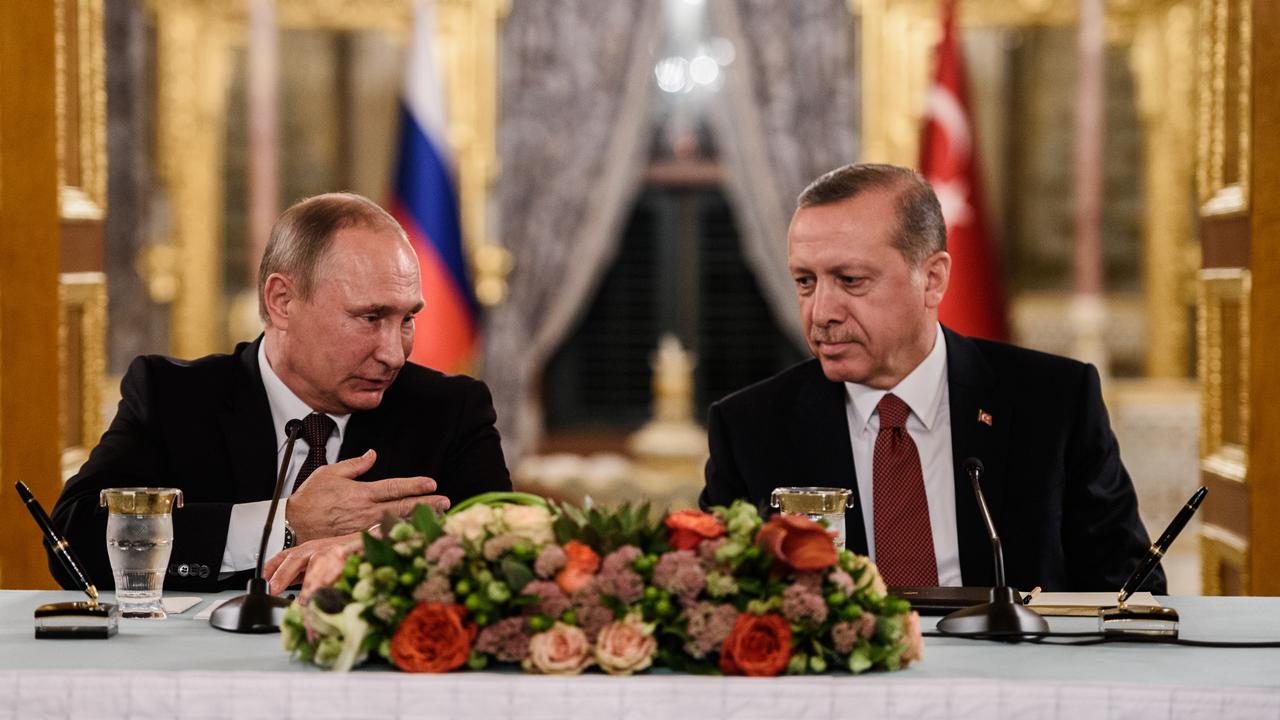 Le président russe Vladimir Poutine et son homologue turc Recep Tayyip Erdogan lors d'une conférence de presse à Istanbul en octobre 2016. [AFP - Ozan Kose]