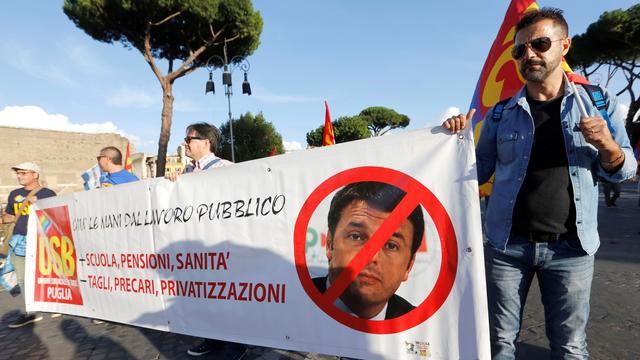 Quelque 40'000 personnes ont manifesté samedi après-midi à Rome contre la politique libérale du Premier ministre Matteo Renzi, sous le slogan "No Renzi". [ANADOLU AGENCY - RICCARDO DE LUCA]