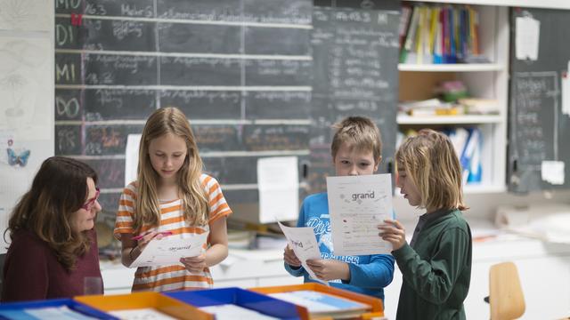 Des écoliers zurichois suivent une leçon de français. [Keystone - Gaetan Bally]