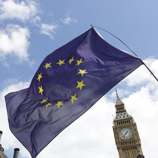 Le drapeau européen flottant devant le fameux Big Ben de Londres. [Paul Hackett]