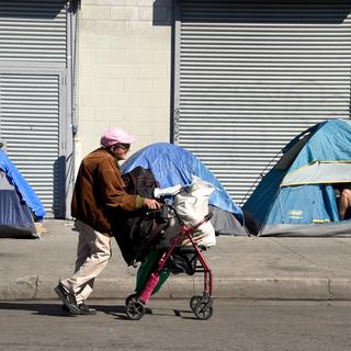 Plusieurs centaines d’hommes et de femmes vivent sur les trottoirs, jour et nuit dans un immense campement au centre-ville. [AFP - Frederic J. Brown]