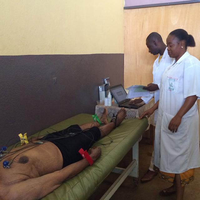Télécardiologie: électrocardiogramme effectué à l'hôpital de Mbouda, interprété à Yaoundé [RTS - Cécile Guérin]