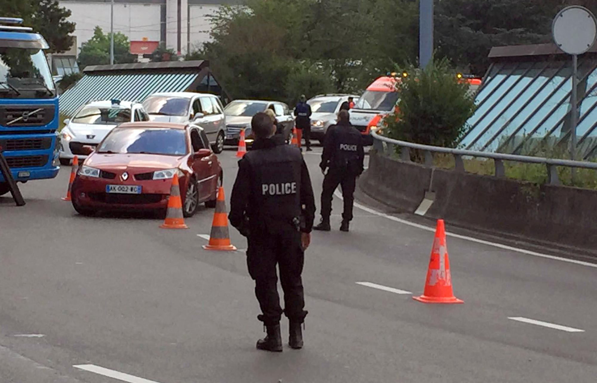 La police contrôle les véhicules en amont de l'aéroport, provoquant des bouchons. [REUTERS - Marina Depetris]