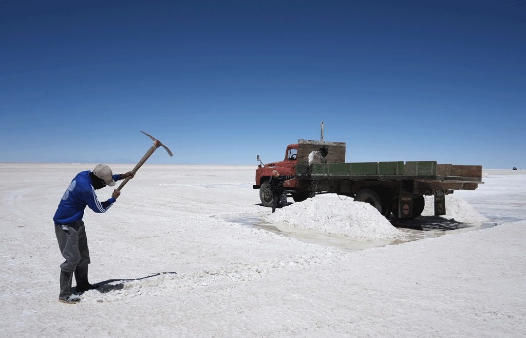 Un homme cherche du lithium au lac salé Uyuni, la plus grande réserve mondiale de lithium. [Reuters - David Mercado]