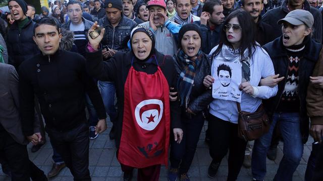 Des étudiants ont chômage lors d'une manifestation jeudi à Tunis, réclamant de nouvelles mesures pour relancer l'économie. [Mohamed Messara]