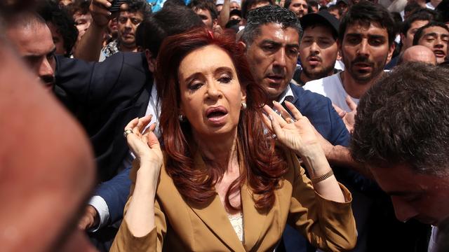 Cristina Kirchner entourée de ses partisans à la sortie d'un tribunal en octobre dernier.