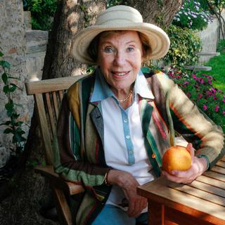 La journaliste et écrivaine Benoîte Groult pose le 7 avril 2007 dans le jardin de sa maison à Hyères. [AFP - Catherine Gugelmann]