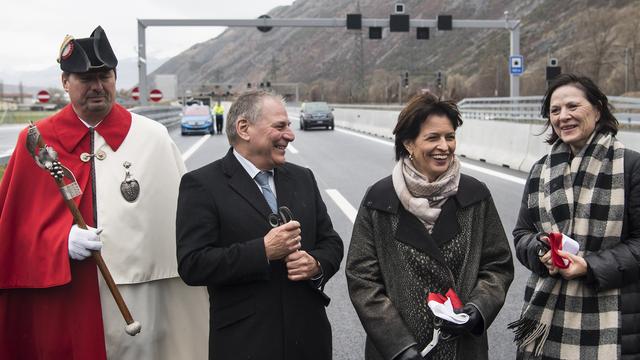 Doris Leuthard, 2e à droite, avec les conseillers d'Etat Jacques Melly et Esther Waeber Kalbermatten. [Keystone - Jean-Christophe Bott]