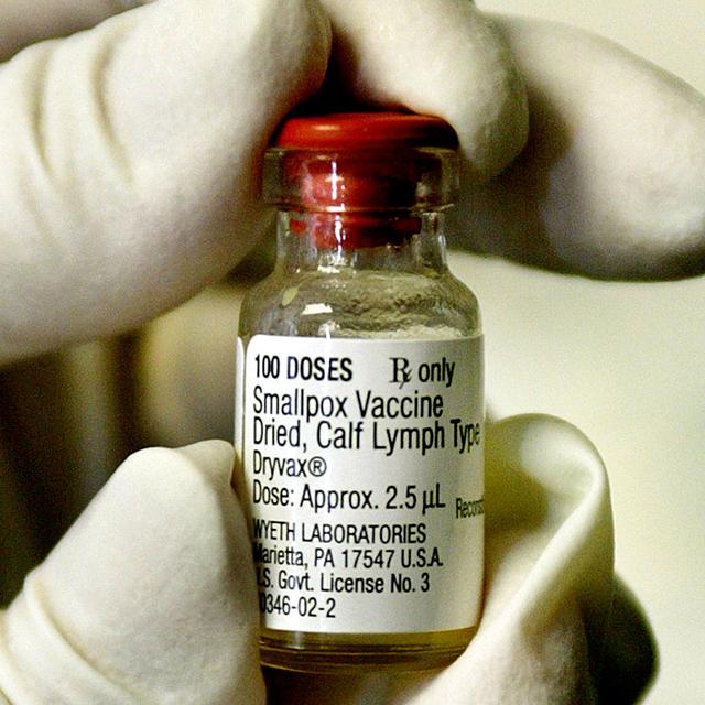 Un flacon contenant le vaccin contre la variole. [AFP - Mike Nelson]