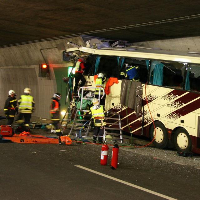 Six adultes et vingt-deux enfants ont perdu la vie le 14 mars 2012 dans un accident de car. [Keystone - Police cantonale valais]