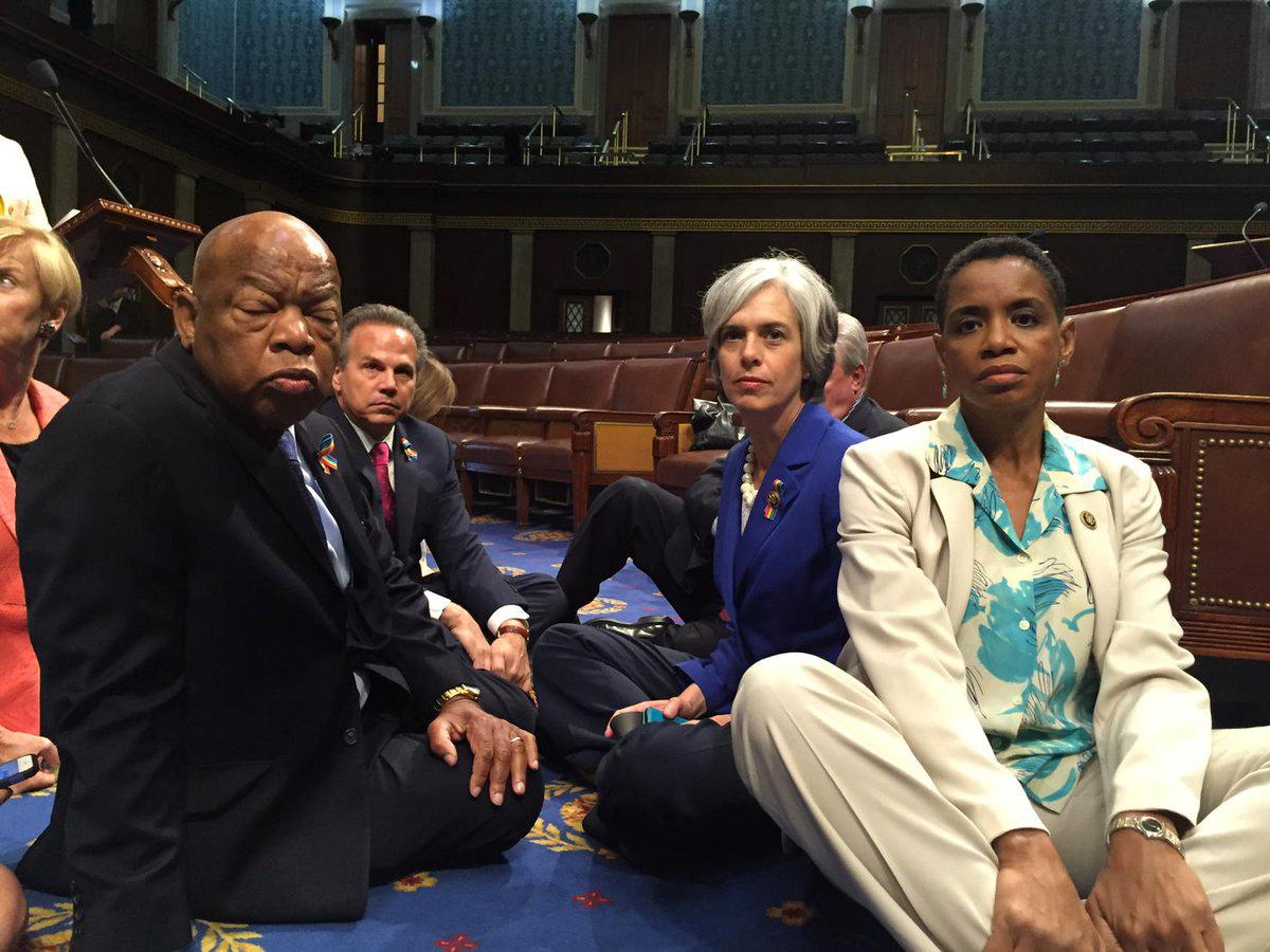 Cette photo a été tweetée depuis l'intérieur du bâtiment du Congrès américain par la "Congresswoman" démocrate Donna Edwards (à droite sur la photo) [U.S. Rep. Donna Edwards - © Handout . / Reuters]