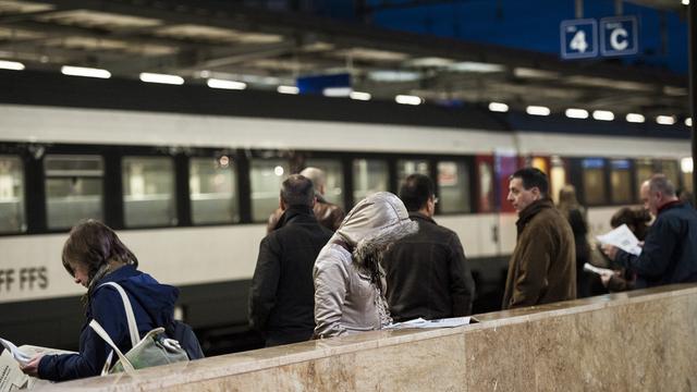 Les pendulaires sont de plus en plus nombreux en Suisse où les trajets quotidiens s'allongent.