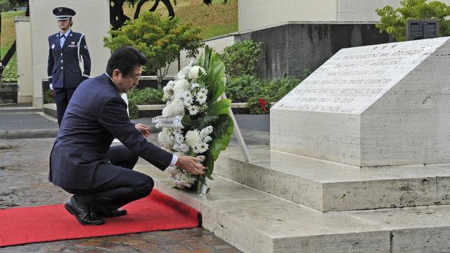 Le Premier ministre japonais Shinzo Abe en visite au Mémorial d'Honolulu à Hawaï. [Bruce Asato]
