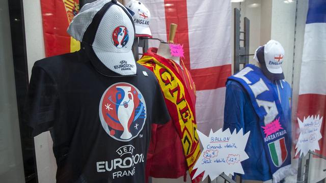 Maillots, drapeaux, casquettes, les contrefaçons explosent pendant l'Euro. [Keystone - EPA/Shawn Thew]