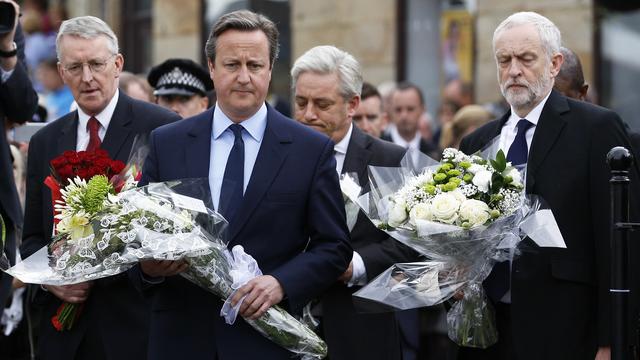 Le Premier ministre britannique David Cameron et le leader travailliste Jeremy Corbyn (à droite) rendent un ultime hommage à la députée tuée Jo Cox, le 17 juin 2016 à Birstall. [Reuters - Craig Brough]