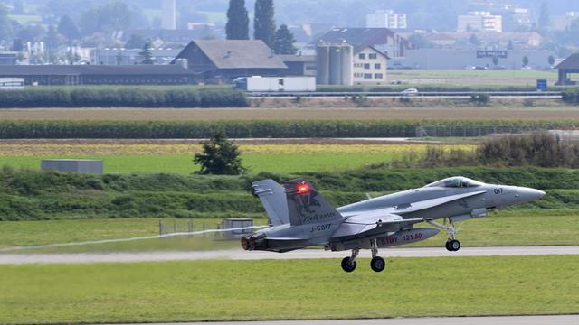 Un F-A-18 décolle de la base aérienne de Payerne (VD), le 12 septembre 2016. [Keystone - Laurent Gilliéron]