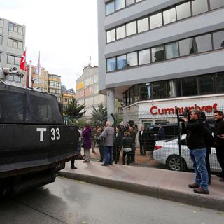 Un véhicule de la police devant le bâtiment du journal Cumhuriyet. [Reuters - Murad Sezer]
