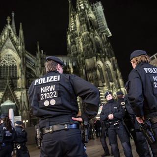 La police de Cologne multiplie les contrôles pour éviter de nouvelles expéditions punitives. [EPA/Keystone - Maja Hitij]