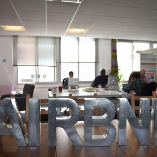 Alors que la France est son deuxième, Airbnb y paierait très peu d'impôts. [AFP - Martin Bureau]