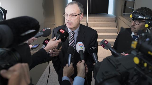 Le conseiller fédéral Guy Parmelin parle aux médias après son audition. [Peter Schneider]