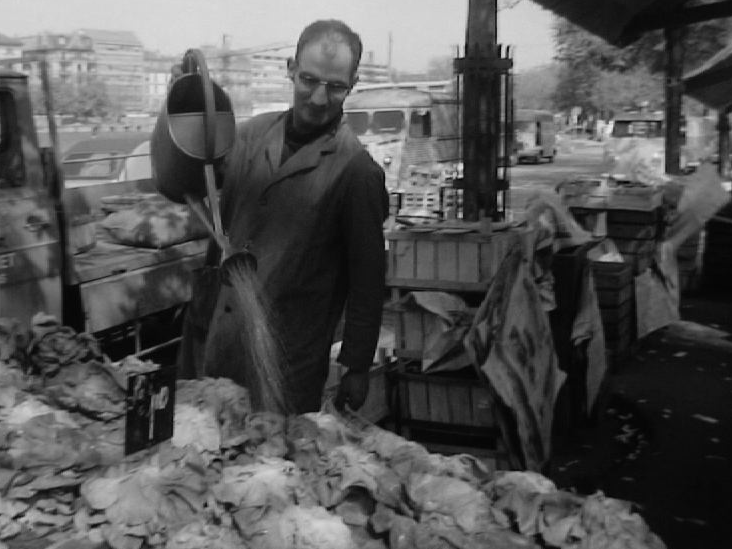 Marchand de primeurs au marché de Plainpalais, Genève, 1968. [RTS]