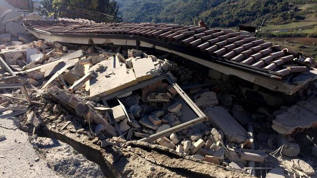 Un bâtiment endommagé à L'Aquila après le séisme qui a frappé le centre de l'Italie, le 30 octobre 2016. [EPA/Keystone - Alberto Orsini]