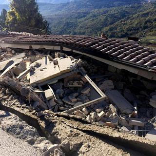 Un bâtiment endommagé à L'Aquila après le séisme qui a frappé le centre de l'Italie, le 30 octobre 2016. [EPA/Keystone - Alberto Orsini]