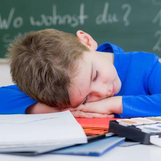 Ne faudrait-il pas reculer lʹheure des premiers cours du matin et respecter ainsi le cycle de sommeil de nos jeunes ? [Fotolia - Picture-Factory]