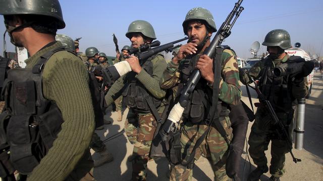 Les forces pakistanaises mobilisées autour de l'université de Bacha Khan. [Reuters - Fayaz Aziz]